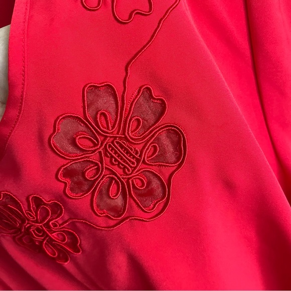3/$40 Vintage C & A Red Short Sleeve Blouse with cut out flower design Size 16 - Picture 4 of 6